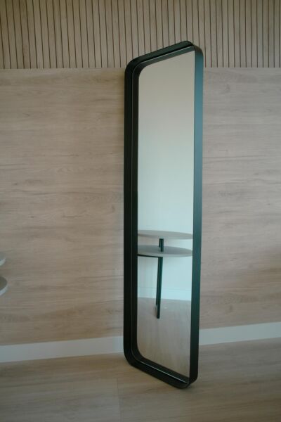 Espejo de vidrio con marco negro